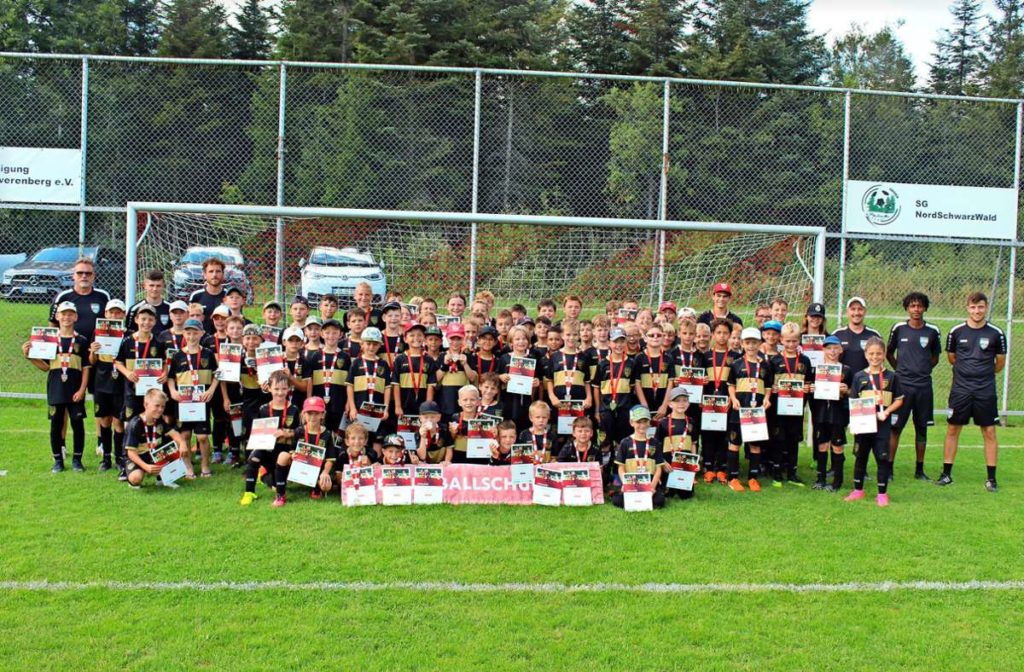 82 fußballbegeisterte Jungen und Mädchen beteiligten sich am Camp des VfB Stuttgart in Berneck. Foto: Köncke