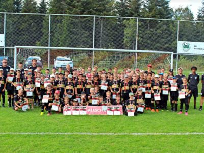 82 fußballbegeisterte Jungen und Mädchen beteiligten sich am Camp des VfB Stuttgart in Berneck. Foto: Köncke